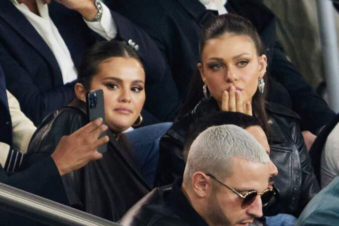 Selena Gomez et Nicola Peltz lors du match PSG-OM