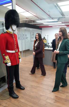 Kate Middleton, princesse de Galles, visite l'usine textile familiale AW Hainsworth à Leeds, le 26 septembre 2023.