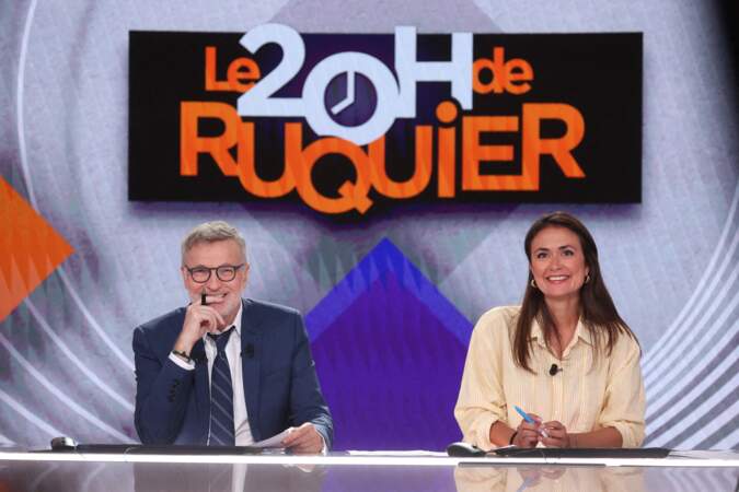 Laurent Ruquier et Julie Hammett sont en place sur le plateau de l'émission Le 20h de Ruquier