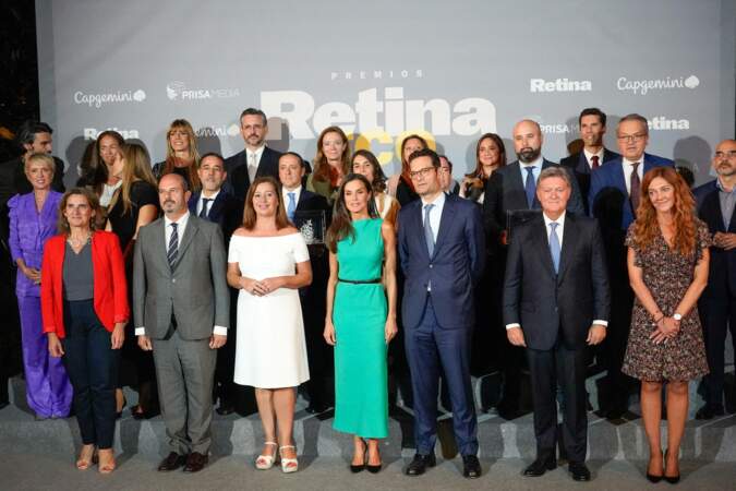 La reine Letizia fait une photo de groupe avec tous les participants à l'événement durant les Retina Eco 2023 Awards
