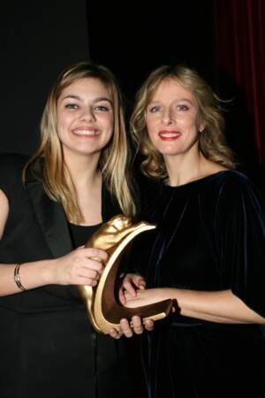Louane Emera et Karin Viard lors du 20ème cérémonie des Prix Lumières à l'espace Pierre Cardin à Paris en février 2015. Karin Viard a 49 ans.