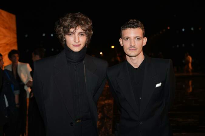 Vassili Schneider et son frère Niels Schneider lors du défilé de la collection femme prêt-à-porter Printemps-Été 2024 d'Yves Saint Laurent durant la Fashion Week de Paris