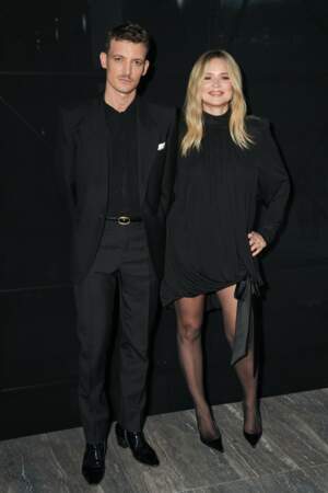 Niels Schneider et Virginie Efira lors du défilé de la collection femme prêt-à-porter Printemps-Été 2024 d'Yves Saint Laurent durant la Fashion Week de Paris