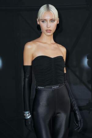 Iris Law lors du défilé de la collection femme prêt-à-porter Printemps-Été 2024 d'Yves Saint Laurent durant la Fashion Week de Paris