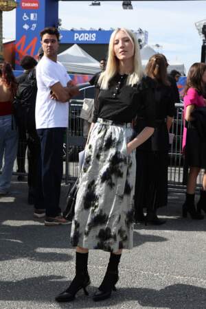 Ella Richards au défilé Christian Dior Womenswear S/S 2024 lors de la Fashion Week de Paris