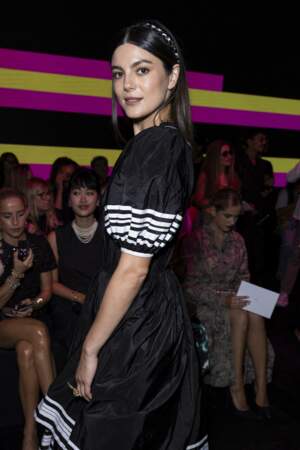 Monica Barbaro au défilé Christian Dior Womenswear S/S 2024 lors de la Fashion Week de Paris