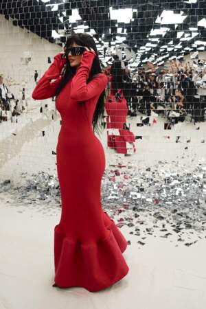 Kylie Jenner prend la pose dans une magnifique robe rouge.