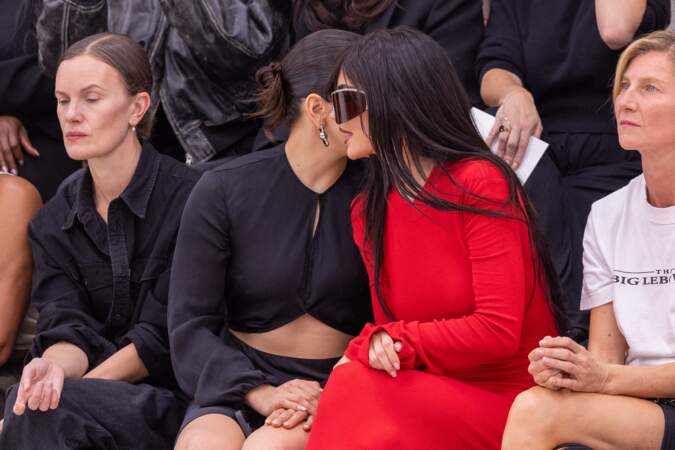 Rosalía et Kylie Jenner au défilé Acne Studios prêt à porter femme Printemps/Été 2024 lors de la Fashion Week de Paris.