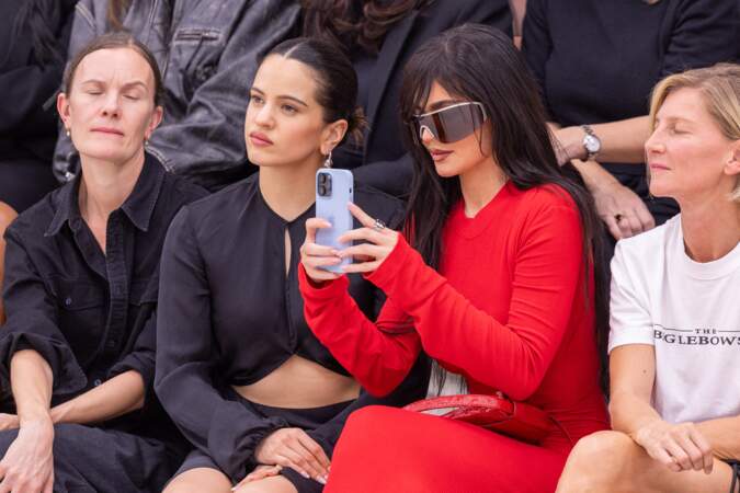 Plusieurs célébrités ont assisté au défilé Acne Studios prêt à porter femme Printemps/Été 2024 lors de la Fashion Week de Paris, le 27 septembre 2023.
C'est le cas de Rosalía et Kylie Jenner.
