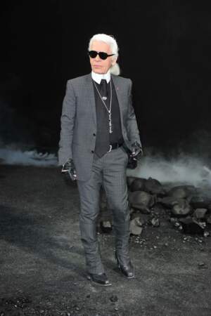 Il incarne le célèbre couturier français, Karl Lagerfeld