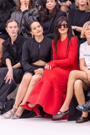 Rosalía et Kylie Jenner se sont assises à côté pour regarder le défilé.