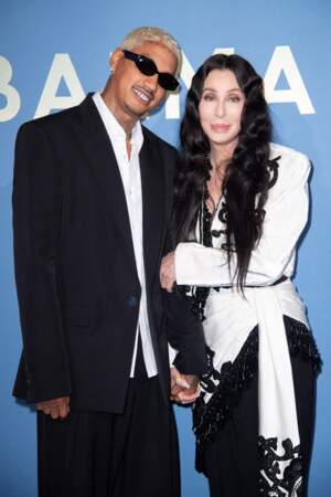 Cher et son compagnon Alexander Edwards, un producteur de musique de 37 ans, au défilé Balmain.