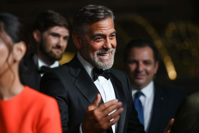 George Clooney discutant avec ses invités à la soirée des "Albies Awards 2023" organisée par la "Clooney Foundation for Justice" à New York, ce 28 septembre 2023. 