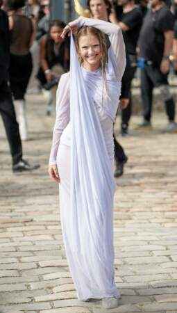 L'actrice d'Emily in Paris, Camille Razat, assiste au défilé Givenchy Womenswear printemps/été 2024, le 28 septembre 2023, à Paris. 