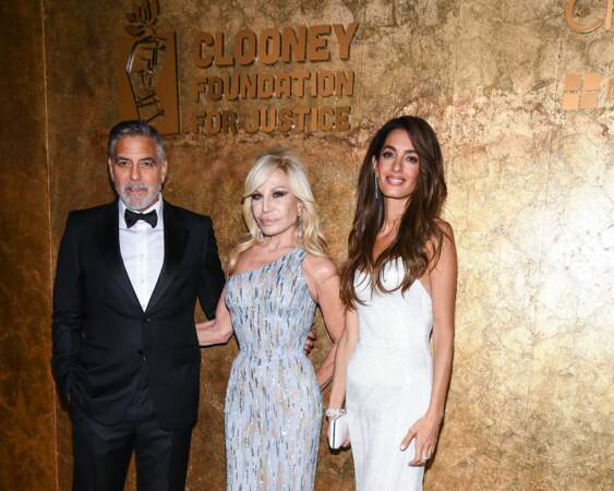 George Clooney, Donatella Versace et Amal Clooney à la soirée des "Albies Awards 2023" organisée par la "Clooney Foundation for Justice" à New York, ce 28 septembre 2023.