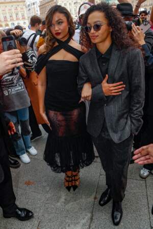 Arrivées au défilé Giambattista Valli prêt à porter femme Printemps/Été 2024 lors de la Fashion We ek de Paris : Madison Bailey et sa compagne Mariah Linney.