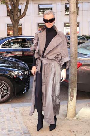 Nicky Hilton à la sortie du défilé Balenciaga lors de la Fashion Week de Paris.