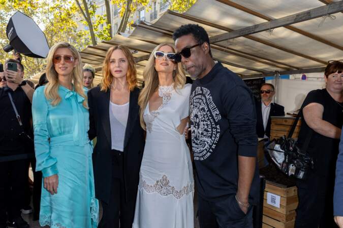 Nicky Hilton, Stella McCartney, Paris Hilton et Chris Rock au défilé Stella McCartney à Paris, le 2 octobre 2023.
