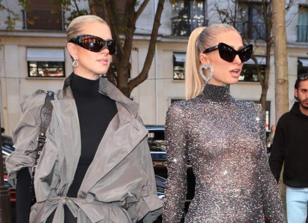 Paris et Nicky Hilton à la sortie du défilé Balenciaga lors de la Fashion Week de Paris.
