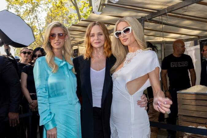 Nicky Hilton, Stella McCartney et Paris Hilton au défilé Stella McCartney à Paris, le 2 octobre 2023.