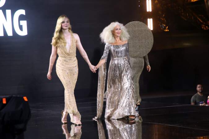 Défilé L'Oréal du 1 octobre 2023 à Paris : Elle Fanning et Helen Mirren. 