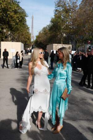 Paris et Nicky Hilton au défilé Stella McCartney à Paris, le 2 octobre 2023.