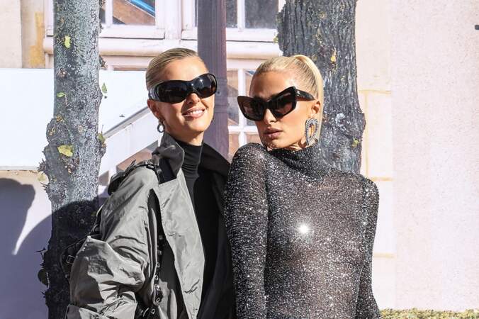 Paris Hilton et sa soeur Nicky Hilton assiste au défilé Balenciaga Womenswear Spring-Summer 2024, à Paris, le 01 octobre 2023.