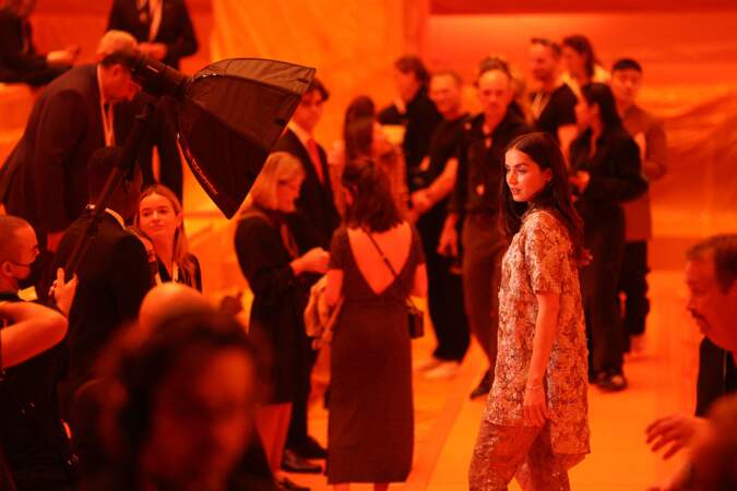 Ana de Armas assiste au défilé Louis Vuitton lors de la semaine de la mode à Paris, le 2 octobre 2023 à Paris.