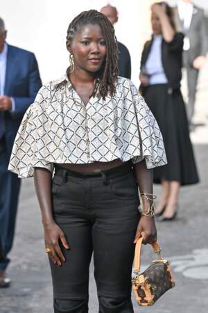 Alice Diop assiste au défilé Louis Vuitton lors de la semaine de la mode à Paris, le 2 octobre 2023 à Paris.