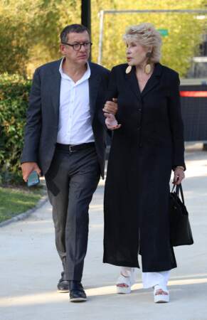 Dany Boon et Nicole Sonneville lors de l'inauguration du jardin des ambassadeurs Line Renaud à Paris le 2 octobre 2023. 