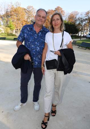 Christian Carion et sa femme lors de l'inauguration du jardin des ambassadeurs Line Renaud à Paris le 2 octobre 2023.