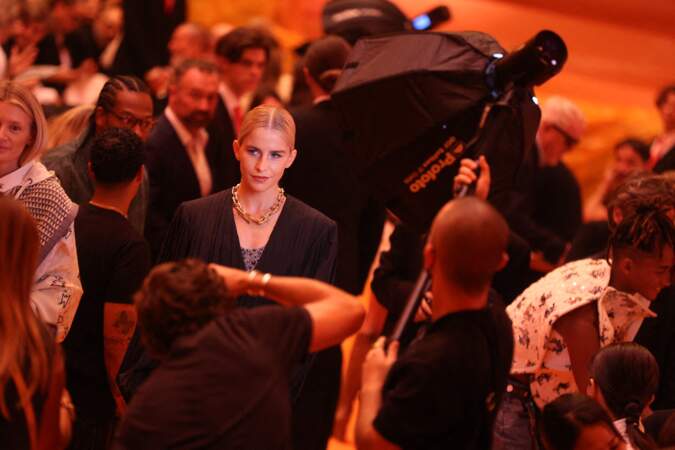 Caroline Daur assiste au défilé Louis Vuitton lors de la semaine de la mode à Paris, le 2 octobre 2023 à Paris.