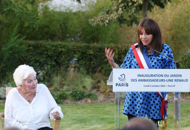 Line Renaud et Anne Hidalgo, maire de Paris lors de l'inauguration du jardin des ambassadeurs Line Renaud à Paris le 2 octobre 2023. 
