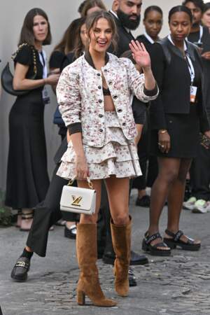 Alicia Vikander assiste au défilé Louis Vuitton lors de la semaine de la mode à Paris, le 2 octobre 2023 à Paris.