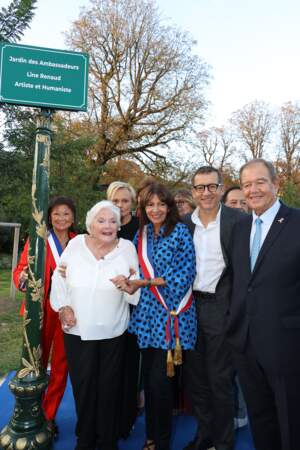 La comédienne de 95 ans a dévoilé, en présence de ses proches et de personnalités, la plaque d’une partie du jardin des Champs-Élysées qui porte désormais son nom.