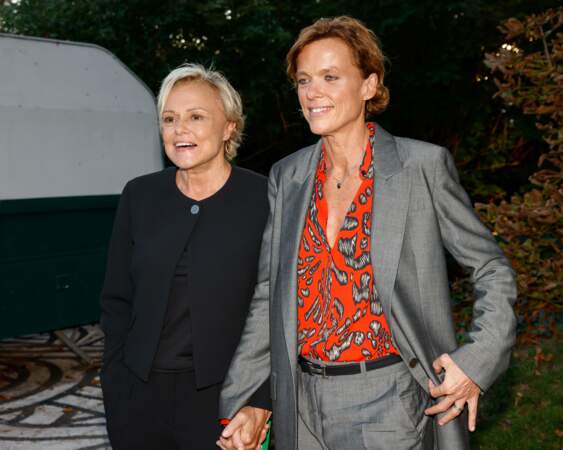 Muriel Robin et sa compagne Anne Le Nen à l'inauguration du jardin Line Renaud.