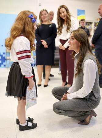 La princesse de Galles s'entretient avec une jeune fille lors d'une séance d'art et d'artisanat.