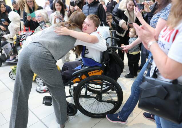 La princesse de Galles étreint une personne en fauteuil roulant lors d'une visite au centre communautaire Vsi Razom.