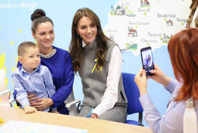 Kate Middleton pose pour une photo lors d'une visite au centre communautaire Vsi Razom dans le centre commercial Lexicon à Bracknell.