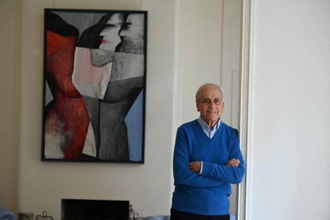 Jean-Pierre Elkabbach (85 ans) lors d'une interview et d'une séance photo à son domicile à Paris, France, le 12 octobre 2022. 