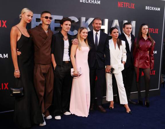 Mia Regan, Romeo Beckham, Cruz Beckham, Harper Beckham, David Beckham, Victoria Beckham, Brooklyn Beckham et Nicola Peltz Beckham arrivent à la première de Beckham.