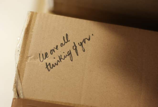 La princesse de Galles a écrit un message de soutien sur une boîte après avoir aidé à emballer des dons d'articles de première nécessité.