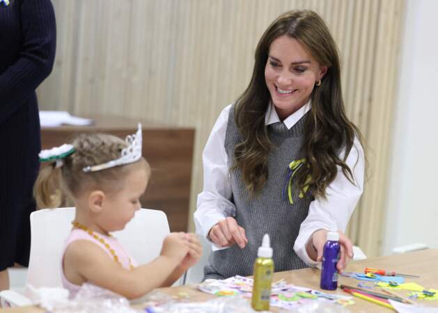 La princesse de Galles joue avec une jeune fille lors d'une séance d'art et d'artisanat au cours d'une visite au centre communautaire Vsi Razom.