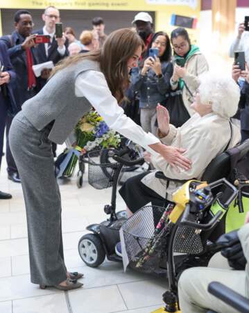 Kate Middleton avec une personne âgée lors d'une visite au centre communautaire Vsi Razom.
