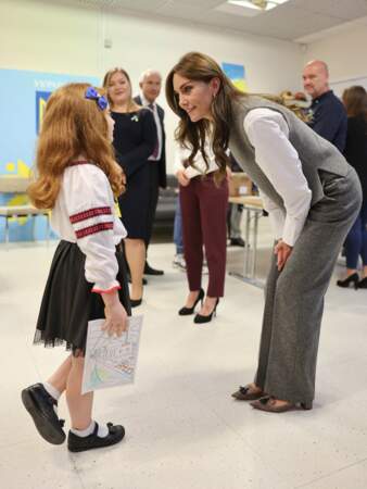 Kate Middleton avec une jeune fille lors d'une séance d'art et d'artisanat.