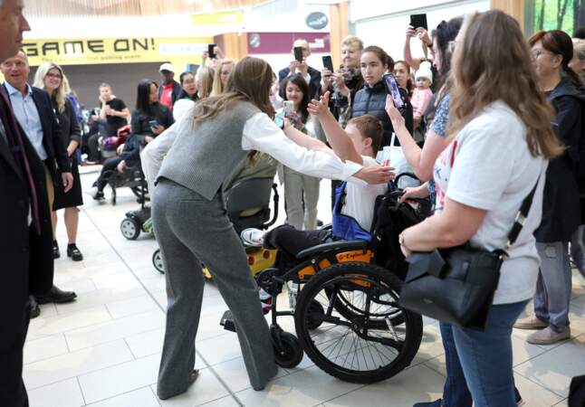 La princesse de Galles étreint une personne en fauteuil roulant lors d'une visite au centre communautaire Vsi Razom.
