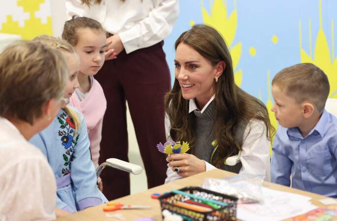 La princesse de Galles avec des enfants lors d'une visite au centre communautaire Vsi Razom.