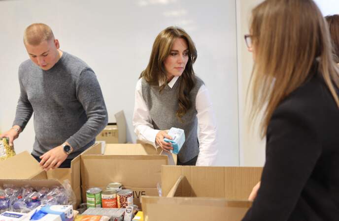 La princesse de Galles aide de jeunes ukrainiens à emballer des dons de produits de première nécessité lors d'une visite au centre communautaire Vsi Razom.