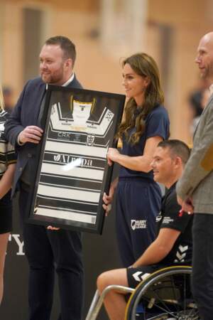 La Princesse de Galles, marraine de la Rugby Football League, reçoit un maillot lors de sa visite
