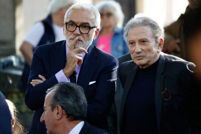 Pascal Praud et Michel Drucker lors des obsèques de Jean-Pierre Elkabbach à Paris ce 6 octobre 2023. 